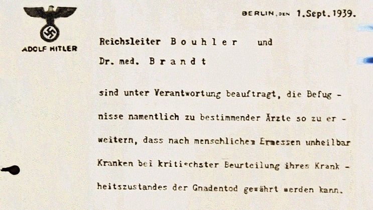 przycięty fragment „dekretu o eutanazji” wydanego przez Hitlera w październiku 1939